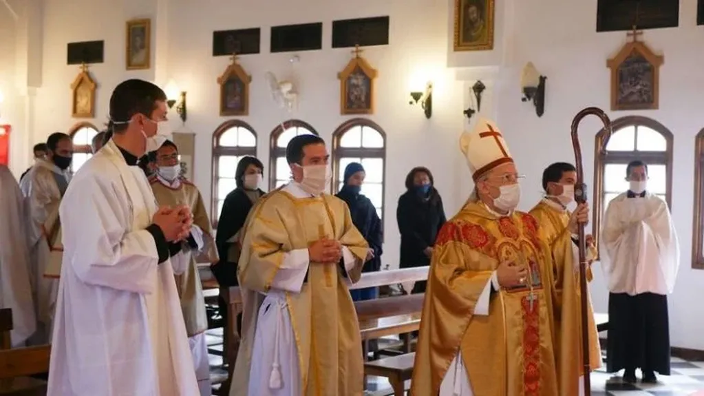 Obispo Eduardo María Taussig y sacerdotes de San Rafael.