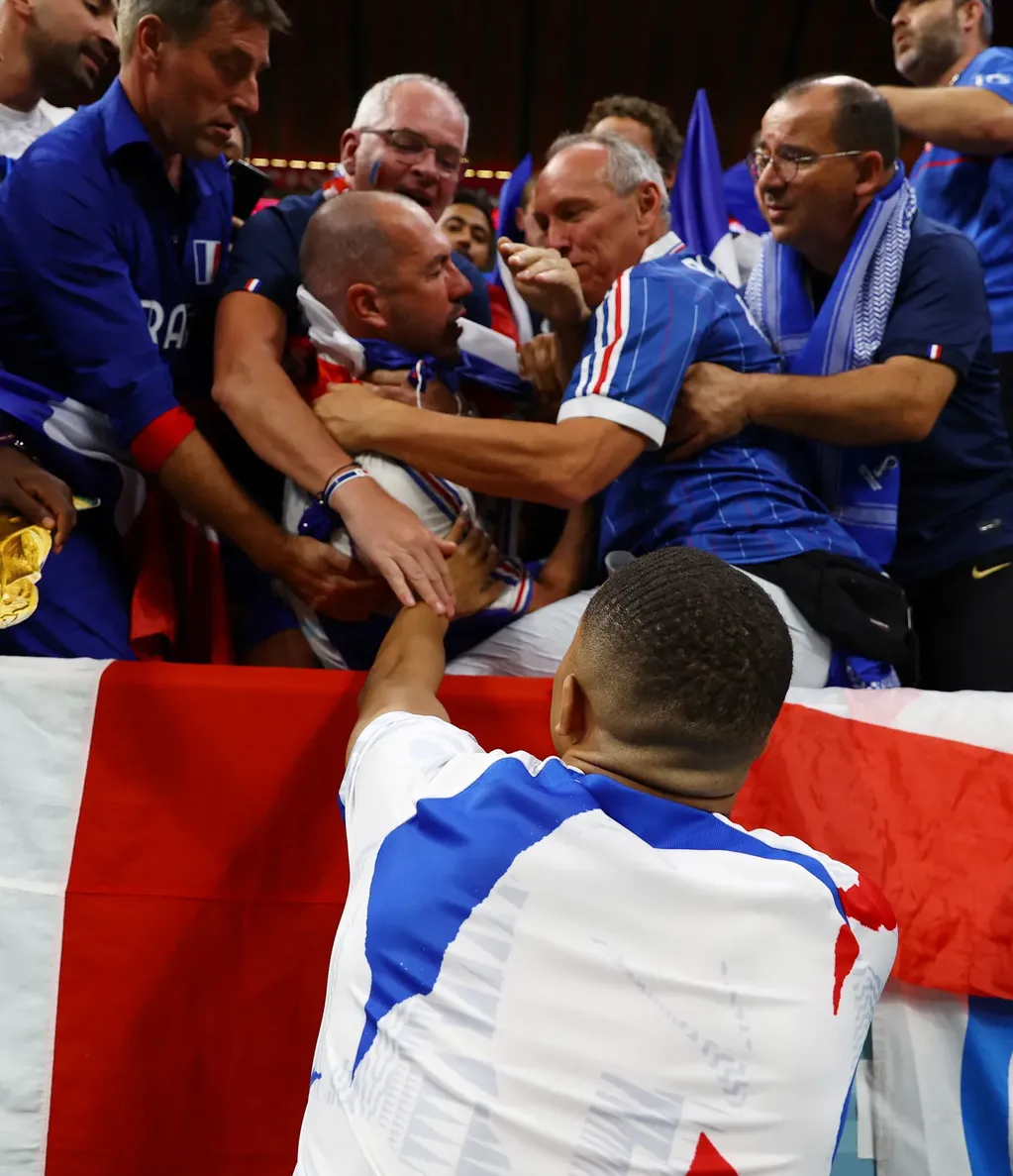 Kylian Mbappé golpeó por accidente a un hincha francés con un pelotazo. Foto: Reuters