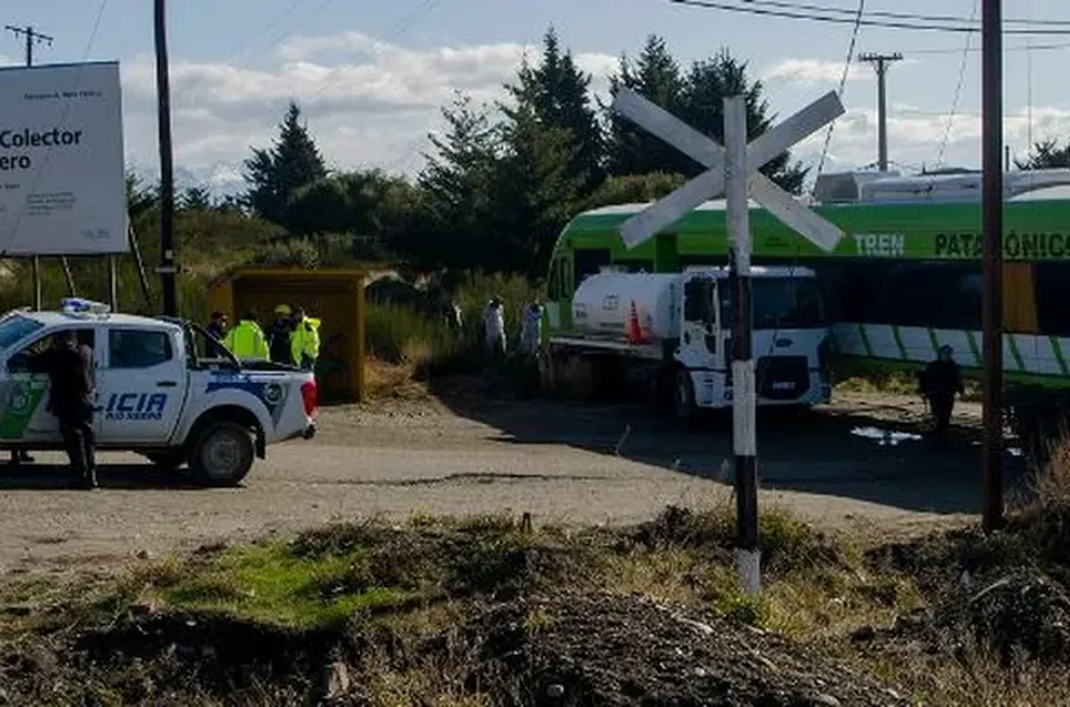 Un tren embistió a un camión atmosférico en el ingreso a Bariloche. / Foto: Gentileza