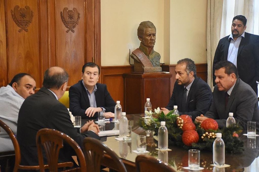 Ibrahim Khalifa, el inversor egipcio que falleció esta mañana en Mendoza, junto al gobernador de Santiago del Estero en una reunión para avanzar con inversiones referidas a agroalimentos en esa provincia. Foto: Twitter @GZamoraSDE .