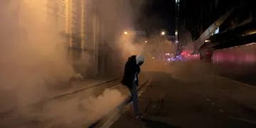 París. Un hincha francés camina entre gas pimienta tras los disturbios por la semifinal del Mundial (AP / Lewis Joly)
