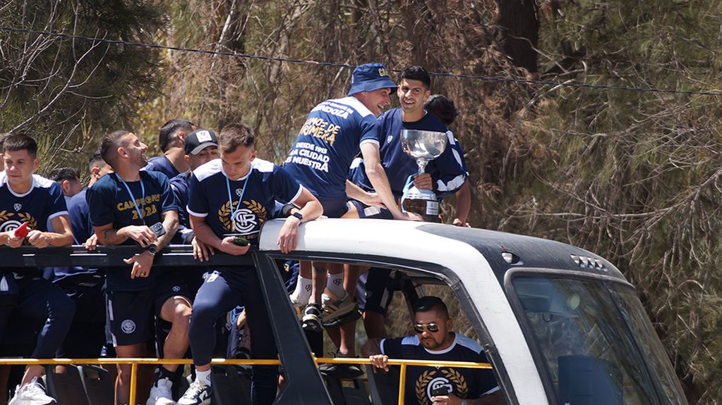 Independiente Rivadavia, el campeón, se paseó por la ciudad de Mendoza, donde fue recibido y acompañado por miles de simpatizantes Azules. 