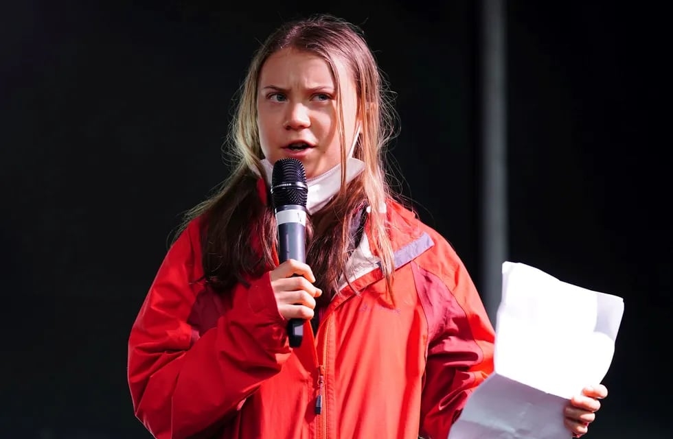 La activista climática Greta Thunberg habla en el escenario después de una protesta durante la cumbre de la Cop26 en Glasgow. Foto: AP
