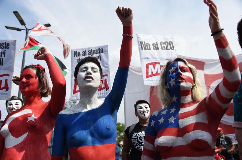 
Foto: AFP | Activistas con el cuerpo pintado participan en una protesta en contra de la Cumbre.
   