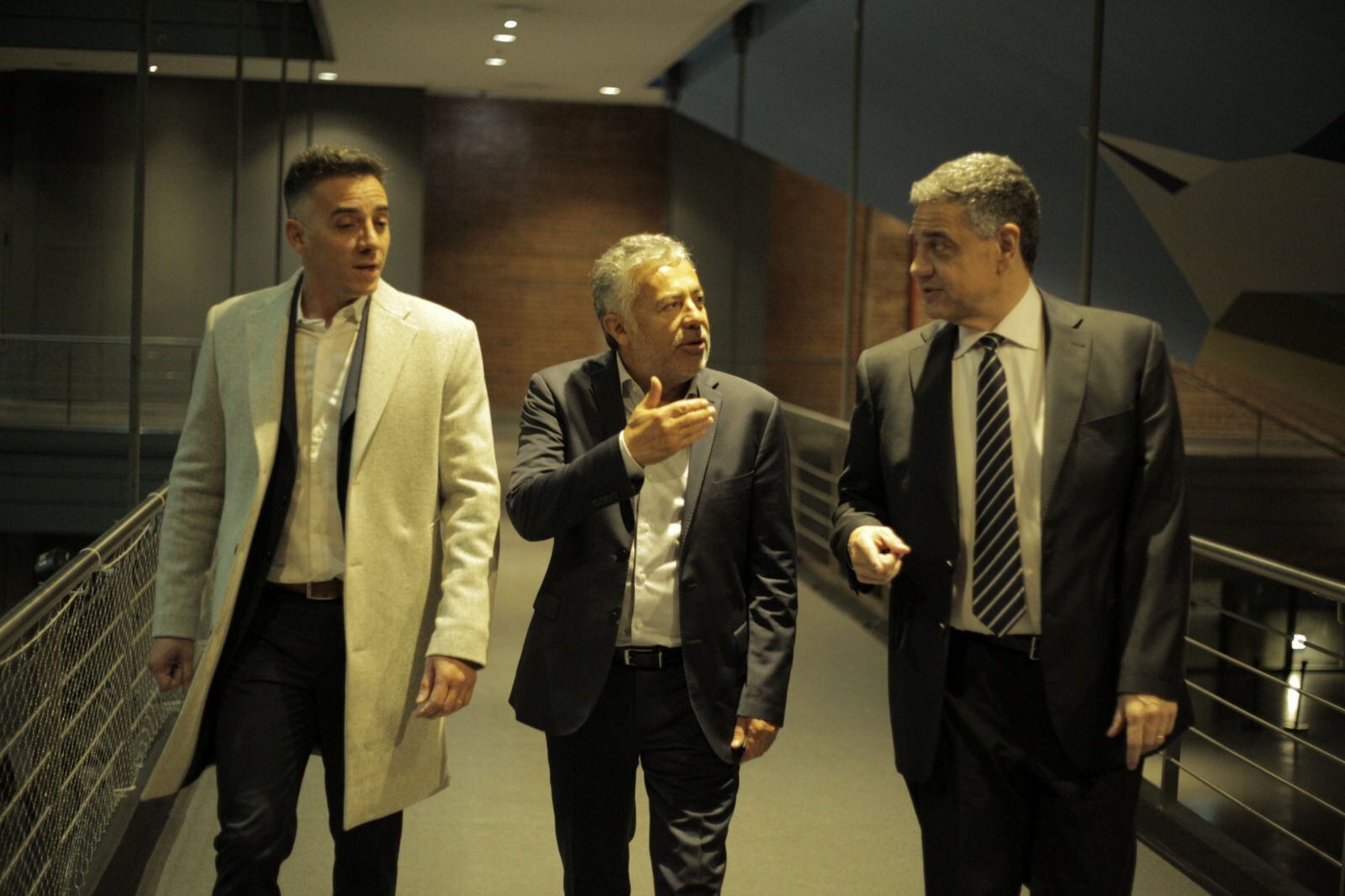 Marcos Calvente, Alfredo Cornejo y Jorge Macri reunidos en la presentación de "Guaymallén, Capital del Espumante" en CABA.