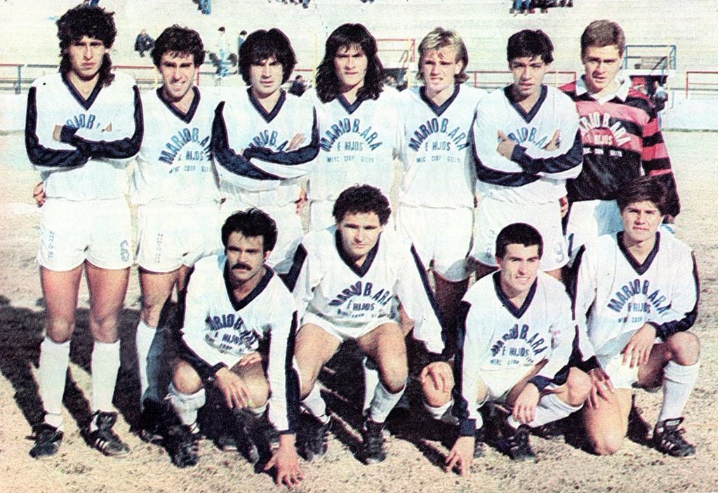 Norberto Alonso y Ricardo Gareca jugaron para Godoy Cruz un amistoso internacional ente el Sevilla de España en 1990.