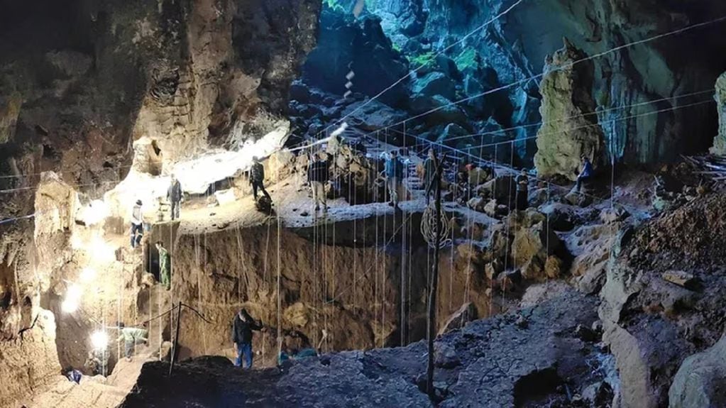 Los arqueólogos se muestran aquí trabajando en la cueva Tam Pa Ling en el noreste de Laos. (Nature)