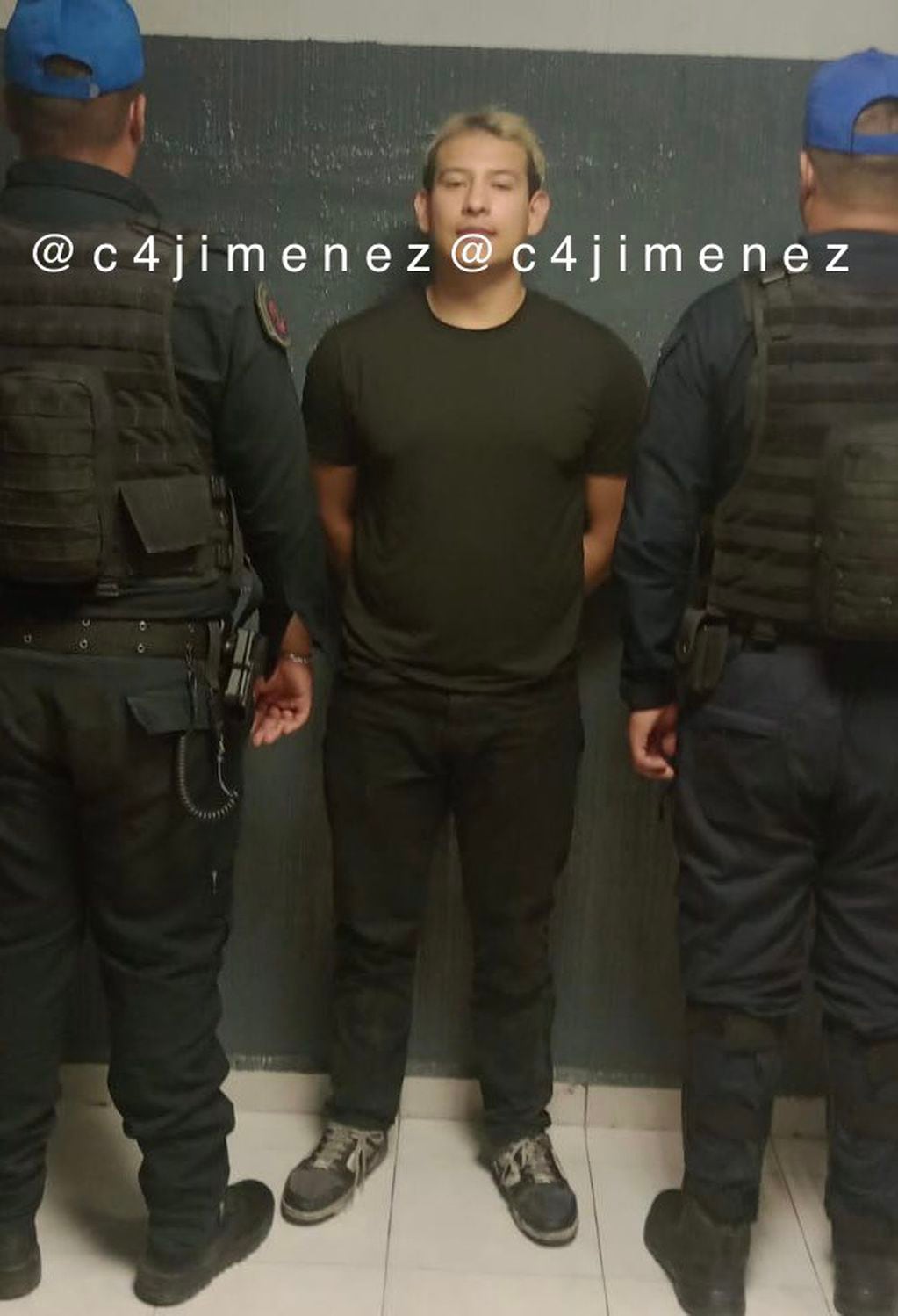 Abraham Precilla Baga, de 24 años, fue detenido tras golpear a varias mujeres en el 8M en México. Foto: X / @c4jimenez