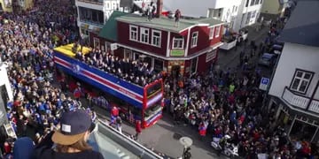 Miles de islandeses se reunieron para saludar a sus jugadores y no faltó la típica coreografía. 