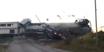 Impactante video: el momento exacto en que un tren se lleva puesto a un camión cargado de autos