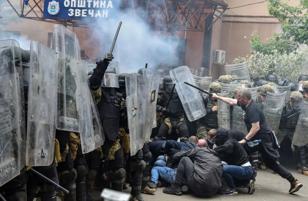 Las fuerzas de choque de la OTAN, la KFOR, se enfrentaron a manifestantes serbios en Kosovo por conflictos en elecciones municipales.