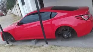 Le robaron las ruedas de su auto y se quedó varado en San Luis