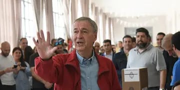 Juan Schiaretti, al emitir su voto en Córdoba (Ramiro Pereyra/LaVoz).