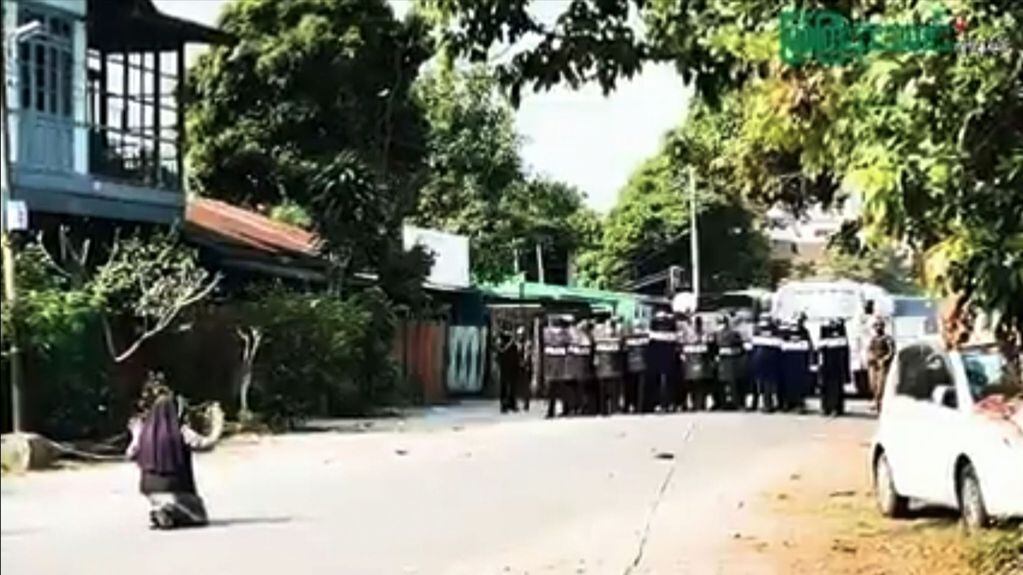 Una monjita se interpuso entre manifestantes y militares para evitar un derrmamiento de sangre en Myanmar.