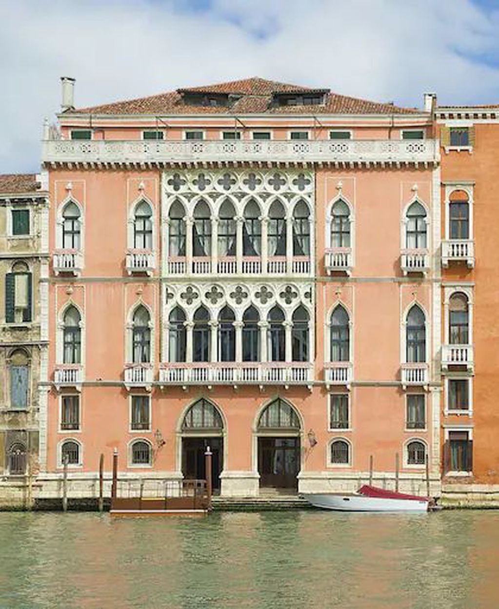 Los novios escogieron el Palacio Moretta, un edificio histórico de Venecia ideal para celebrar su boda de destino con invitados de lujo. 