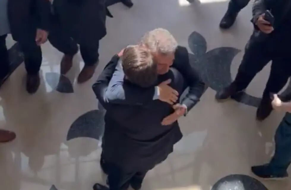 El abrazo entre Mauricio Macri y Jair Bolsonaro en el Hotel Pestana. Foto: Captura