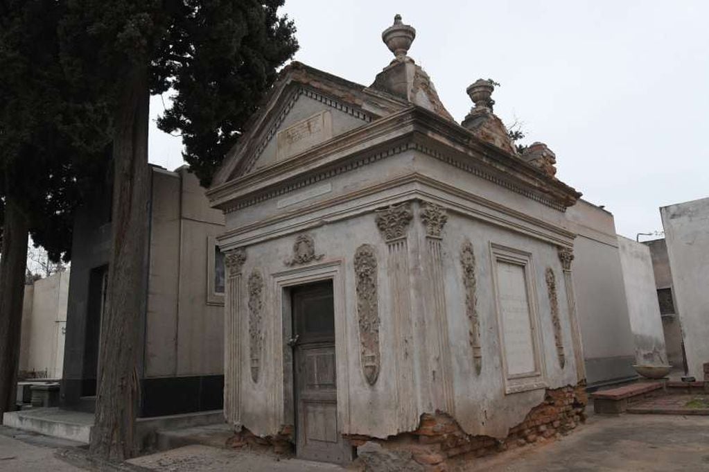 
La más antigua. Mausoleo de la familia Palma, que murió en el terremoto. | Orlando Pelichotti / Los Andes
   