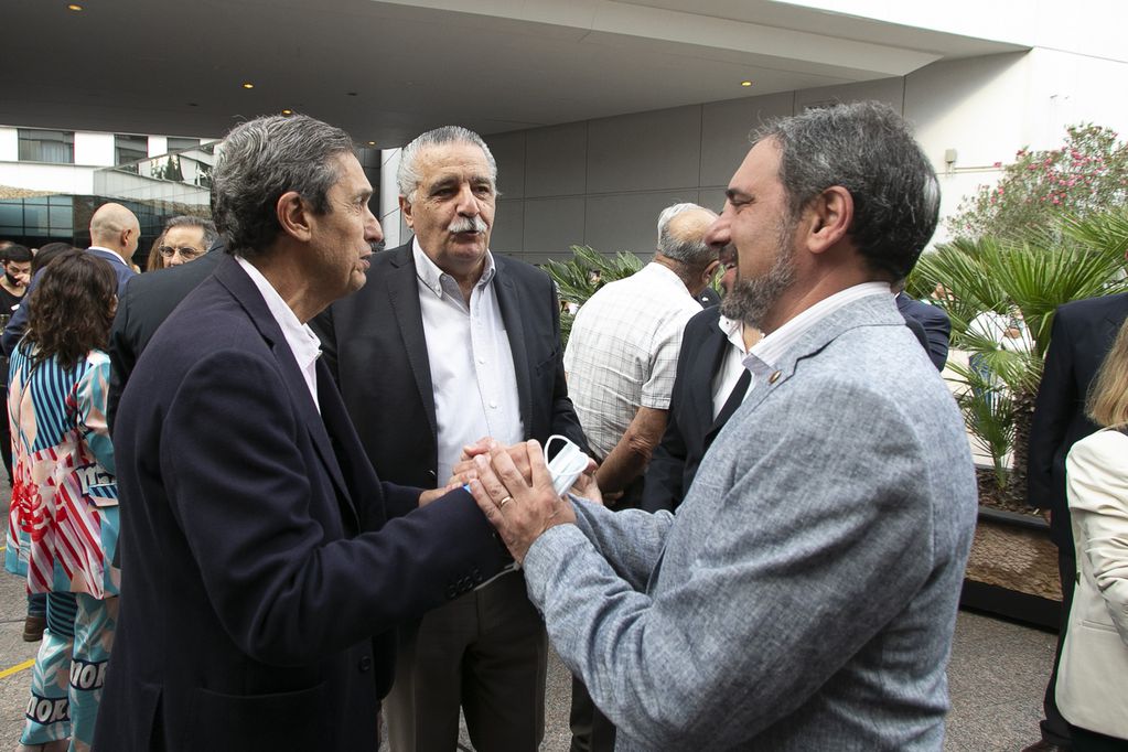 Rodolfo Grabrielli, ex gobernador de Mendoza, junto a Eduardo Sancho, presidente de Fecovita y miembro del Directorio de COVIAR, saludan a Martín Hinojosa del INV.