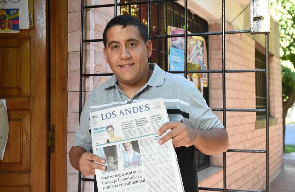 Diego, en su casa, muestra un ejemplar de Los Andes / Mariana Villa