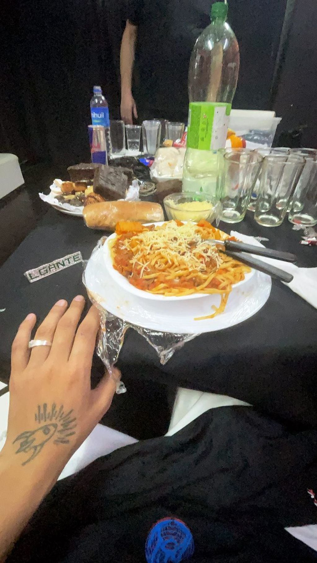 L-Gante publicó una foto desde Rosario con la comida que pidió para su recital en estadio cubierto de Newell's.