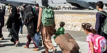 Miles de personas huyen de Afganistán. (AP)