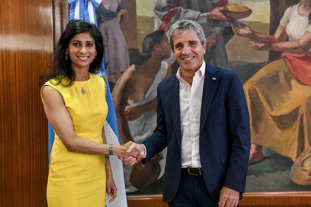 Luis Caputo junto a Gita Gopinath, vicedirectora del FMI - Archivo Prensa Gobierno