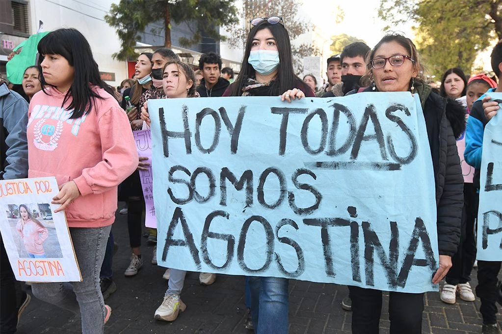 Amigos y familiares de Agostina Trigo marcharon por las calles de San Martín pidiendo Justicia por la muerte de la joven de 22 años. - Foto: José Gutiérrez/ Los Andes