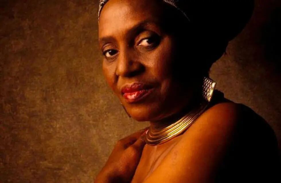Miriam Makeba: la negra que unió su voz a la causa de Nelson Mandela, y lo pagó caro