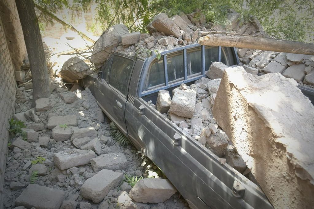 El vehículo del vecino quedó sepultado bajos los escombros. / Orlando Pelichotti, Los Andes.