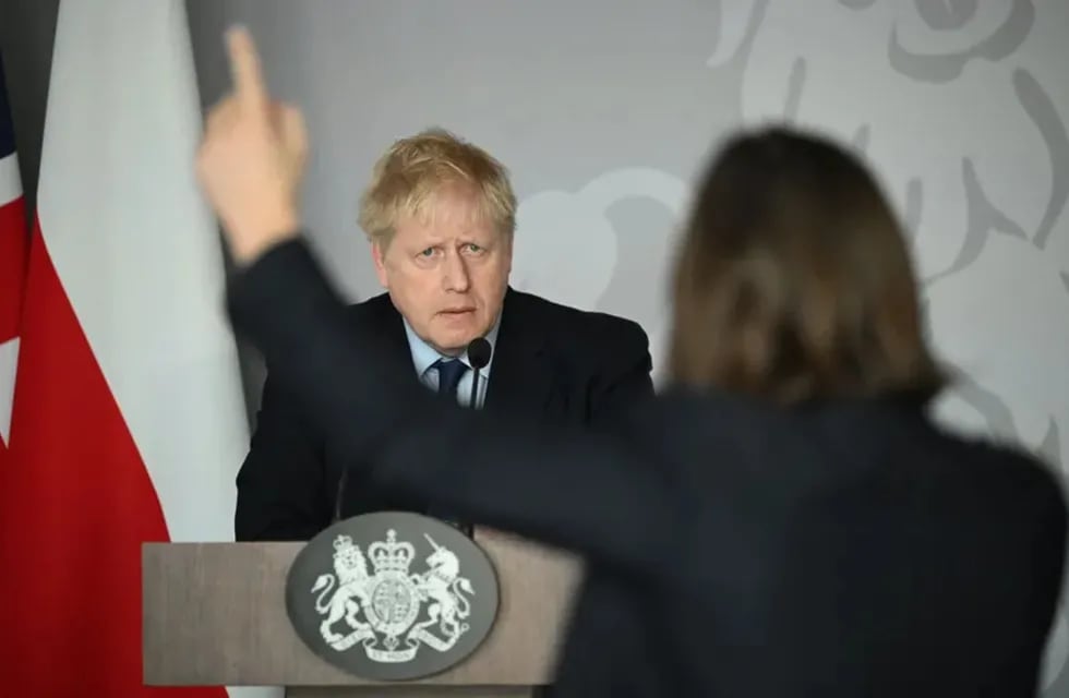 Guerra Ucrania-Rusia. Daria Kaleniuk hablando ante el primer ministro de Gran Bretaña, Boris Johnson, durante una conferencia de prensa en Polonia. (Gentileza Getty images Europa)
