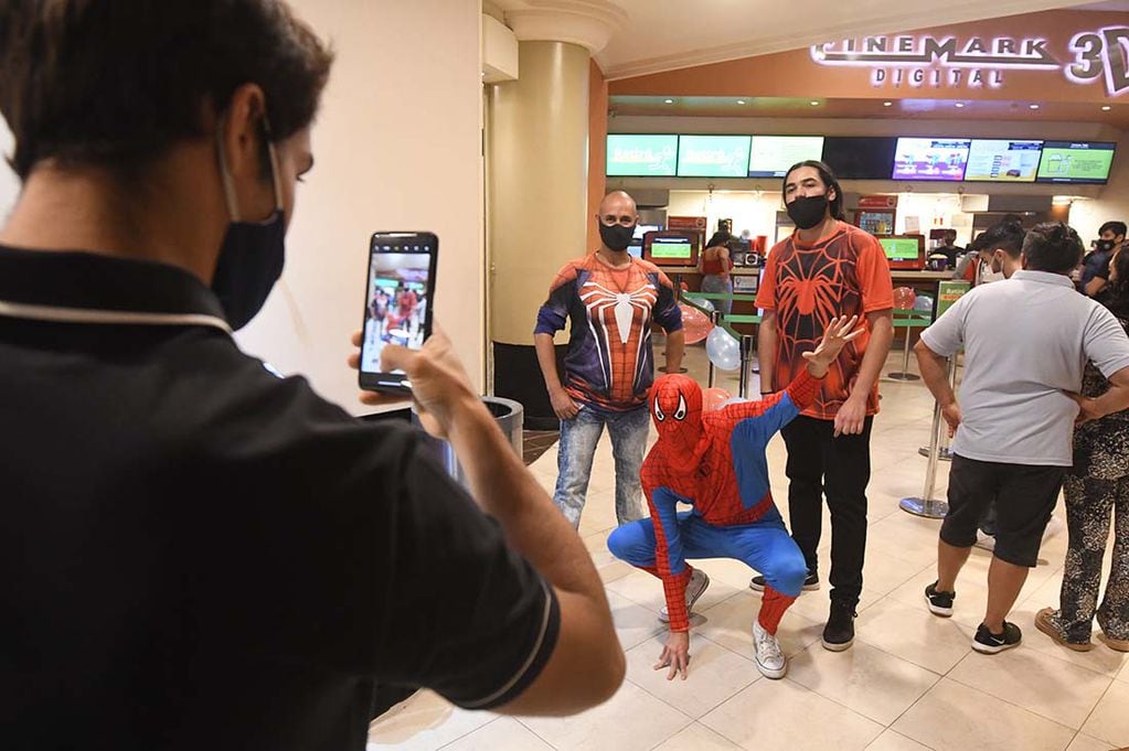 Los fans en el cine Cinemark  Mendoza para ver la película Spider- Man , sin camino a casa.