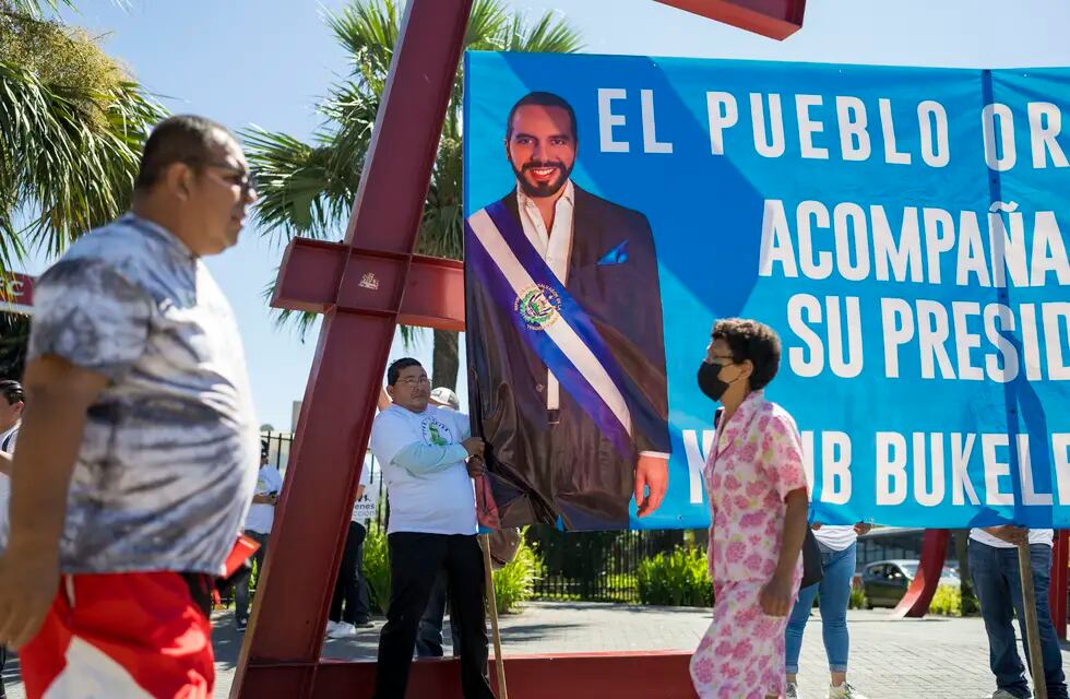 Partidarios del presidente de El Salvador Nayib Bukele hacen campaña por su reelección ante un centro comercial en San Salvador, El Salvador, el miércoles 31 de enero de 2024. Las elecciones presidenciales se celebran el 4 de febrero. (AP Foto/Moisés Castillo)