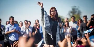 La ex presidente de la Nación organizó un contra-coloquio en Mar del Plata en plena campaña electoral. 