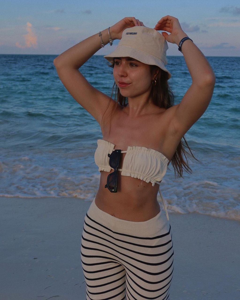 La ex novia de Alexis Mac Allister se lució con dos atuendos desde las playas de México.