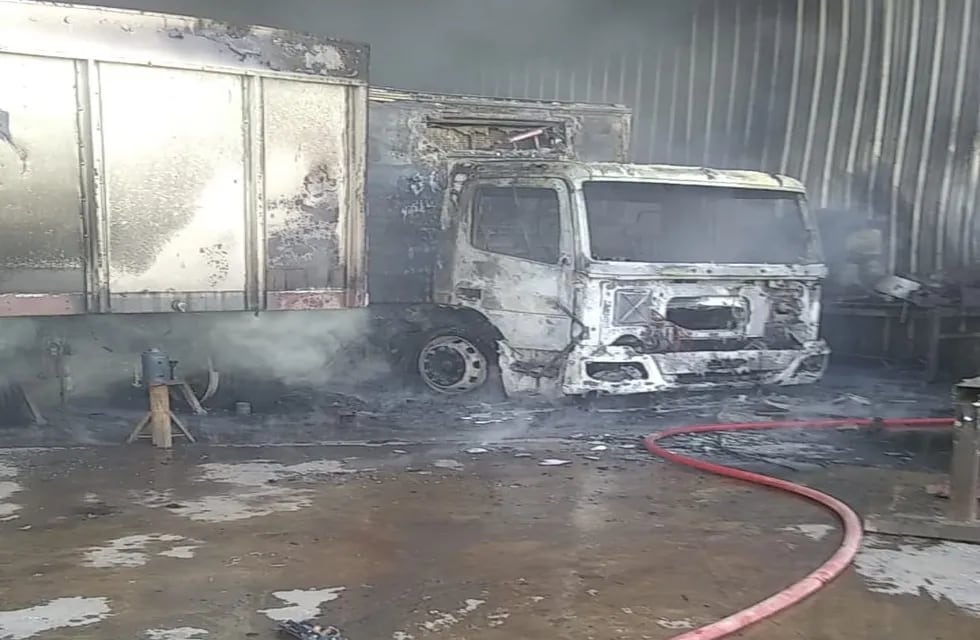Se desconoce el motivo de la incineración, lo que si se conoce es que las llamas atraparon tres camiones y una parte de un depósito.