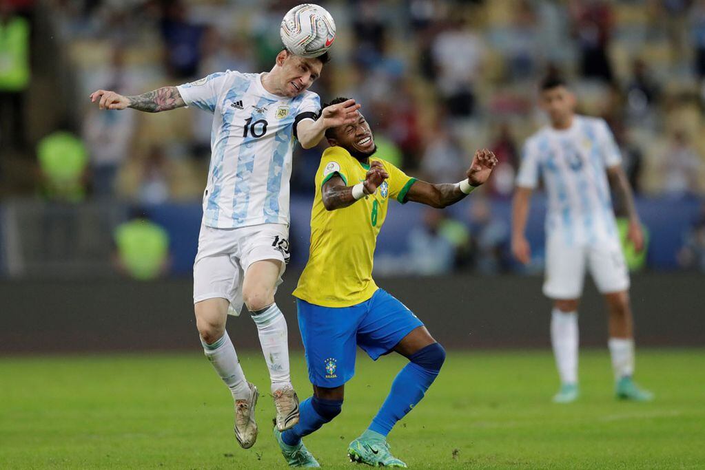 Lionel Messi en la batalla por la pelota en el Maracaná. (AP)