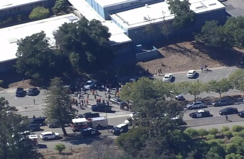 Por lo menos 6 personas resultaron heridas en un tiroteo en una escuela de California.