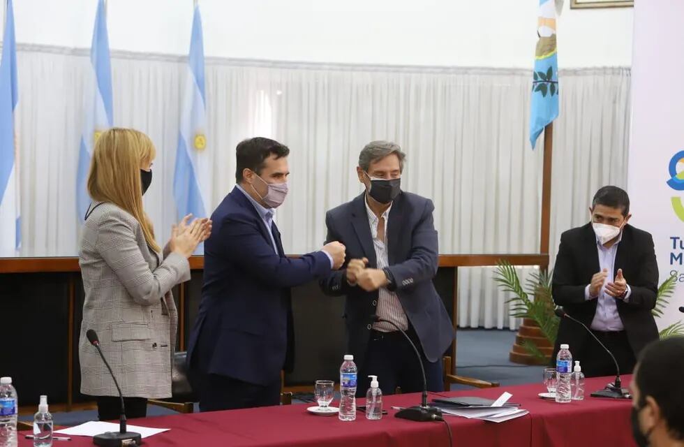 El intendente de San Rafael, Emir Félix junto a Darío Martínez, secretario de Energía de Nación, la senadora nacional Anabel Fernández Sagasti y el intendente de General Alvear, Walther Marcolini.
