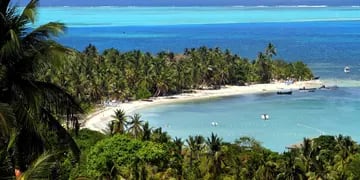 En el Caribe colombiano presenta el mar de siete colores -al que hay que entrar con los zapatos puestos-, rastafaris e historias de piratas.