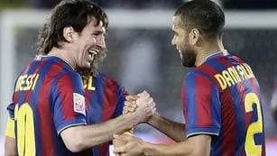Messi entró y convirtió en gol la primera pelota que tocó. Aquí, festejando con Dani Alves.