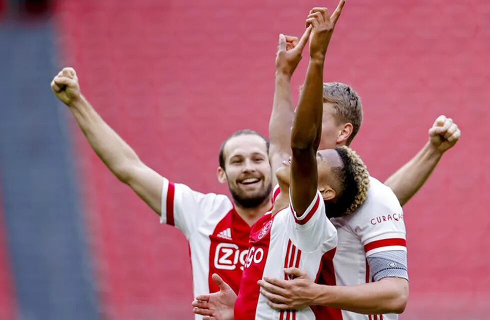 El Ajax goleó 5-0 y es líder.