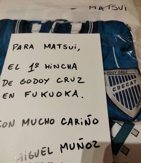 El japonés más mendocino del mundo recibió una camiseta del Tomba y otros regalos que llegaron de Mendoza. Foto: X @NagoyaArgentina