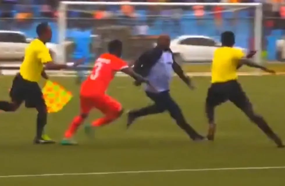 Col Ahmed Mohamed Hassan se enojó por la tarjeta roja.