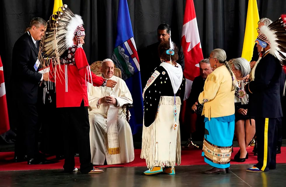 El Papa Francisco fue recibido por representantes del las primeras naciones de Canadá.