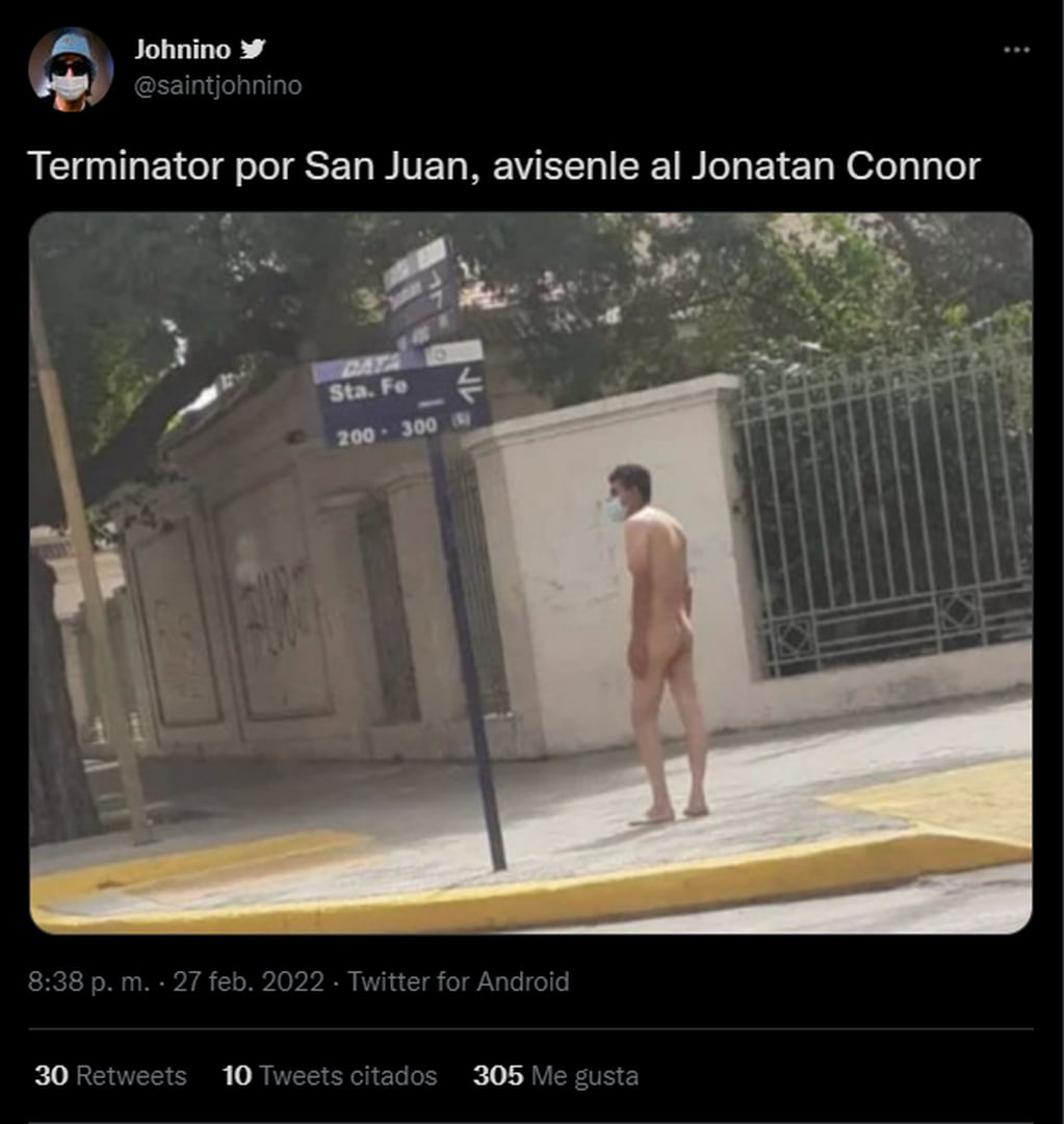 La insólita foto de un sanjuanino desnudo, con tapabocas y en medio de la calle que se convirtió en meme. Foto: Twitter @saintjohnino