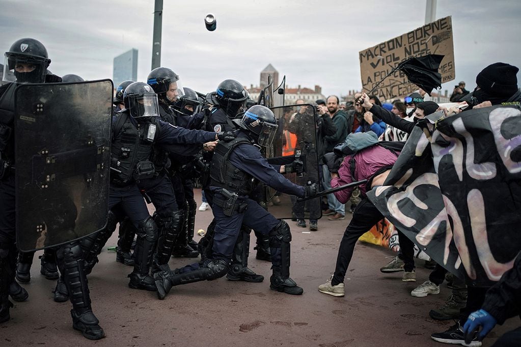 Protestas en Francia. Manifestantes chocan con policías durante una manifestación en Lyon, centro de Francia. (AP)
