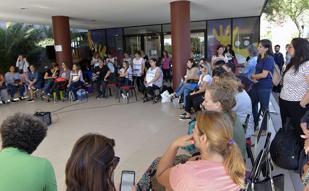 Comenzó el  paro en las escuelas, facultades y unidades académicas de la  Universidad Nacional de Cuyo anunciado por  Fadiunc  y hasta el sábado 1 de abril).
Plenario de Fadiun en el Rectorado


Foto : Orlando Pelichotti