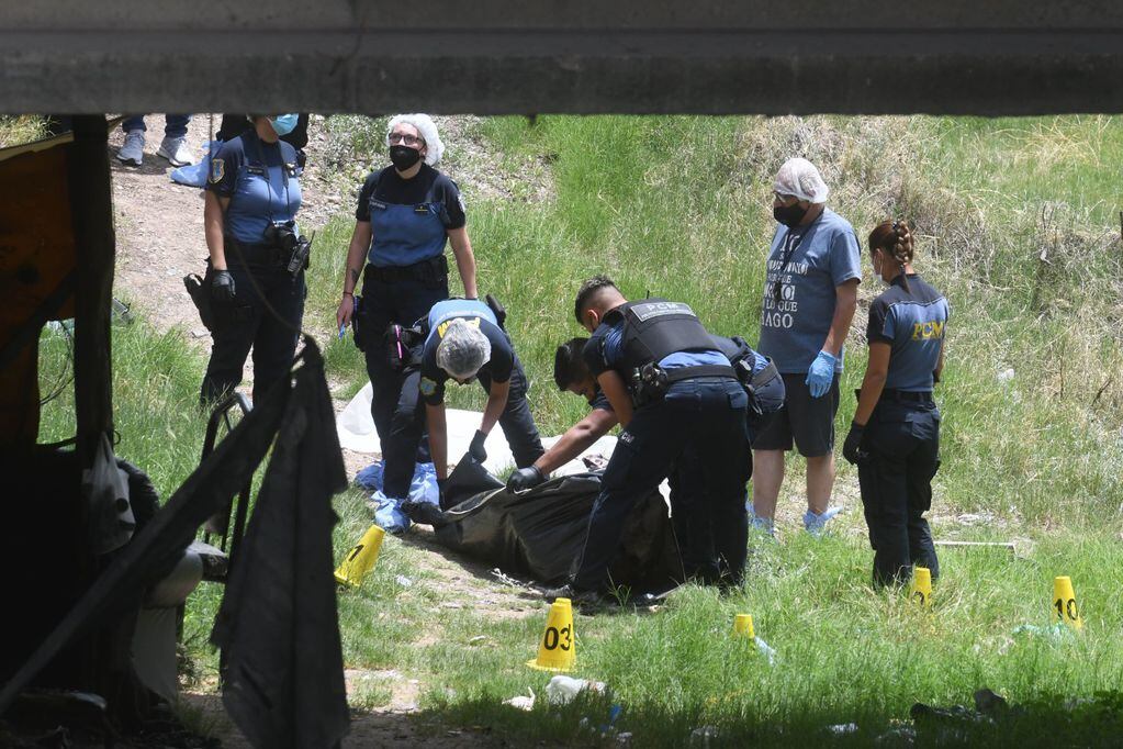 Esta mañana encontraron los restos de una persona debajo del Zanjón Frías, en Godoy Cruz. Foto: José Gutiérrez.