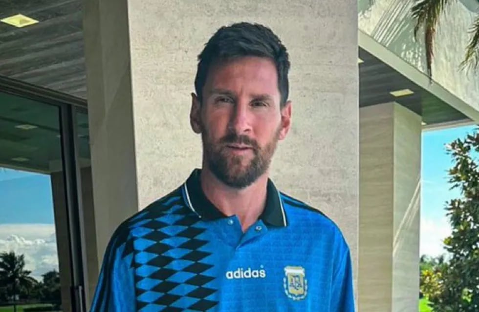 Lionel Messi y su camiseta retro que fue furor.