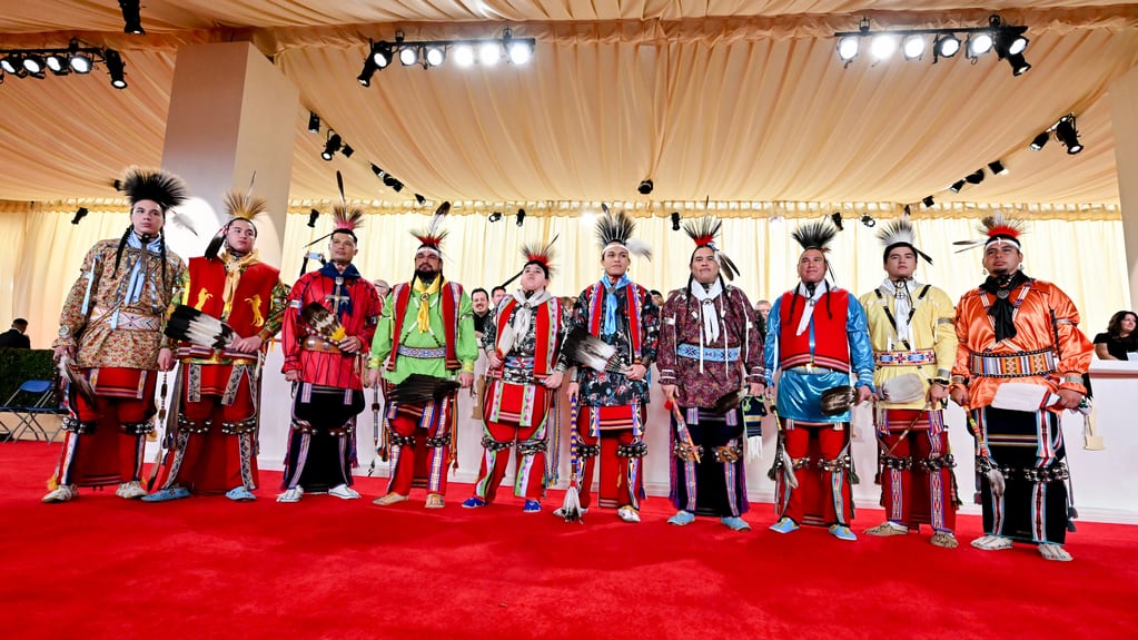 Los miembros de esta tribu estadounidense se mostraron en la alfombra roja de los Oscar con sus trajes típicos. Forman parte de la música de la película Los asesinos de la luna, de Scorsese.